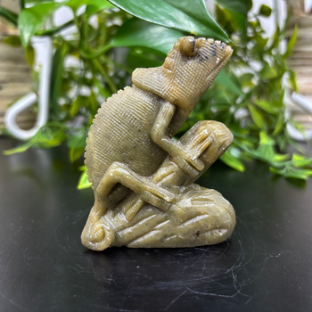 Natural Serpentine Chameleon Figurine – Hand-Carved Crystal Animal Statue for Home Décor & Collectible Display