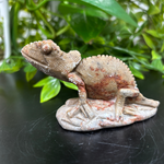 Natural Serpentine Chameleon Figurine – Hand-Carved Crystal Animal Statue for Home Décor & Collectible Display