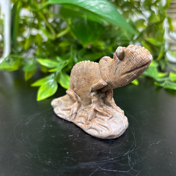 Natural Serpentine Chameleon Figurine – Hand-Carved Crystal Animal Statue for Home Décor & Collectible Display